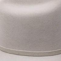 Texana Carin Leon Oficial Color Beige con Pluma de Plata
