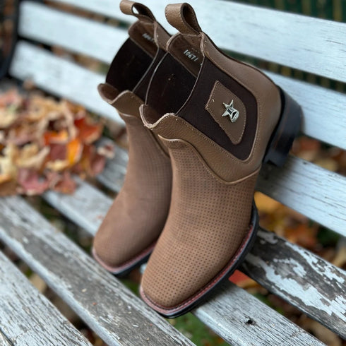 Botines de Gamuza Perforada Punta Cuadrada Los Altos Boots Color Taupe 82BV6361