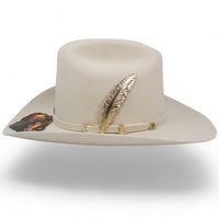 Texana Carin Leon Oficial Color Hueso con Pluma de Plata